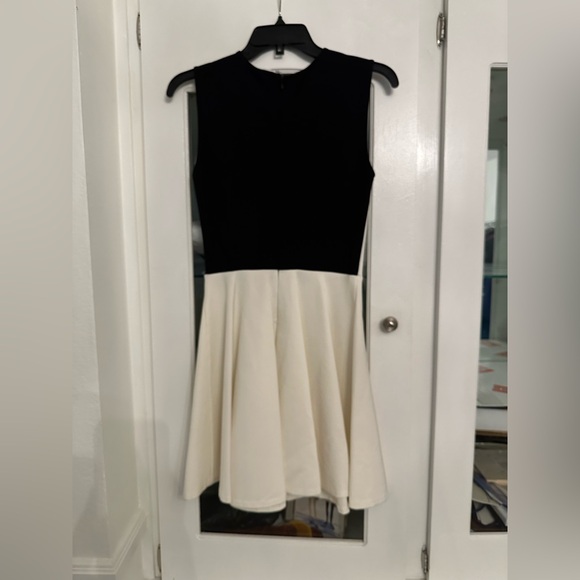 Diane Von Furstenberg Monochrome Dress - Picture 2 of 4